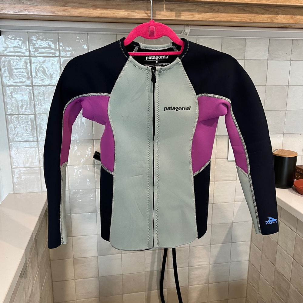 Patagonia gray, pink + navy neoprene zip wet suit top Sz 6
